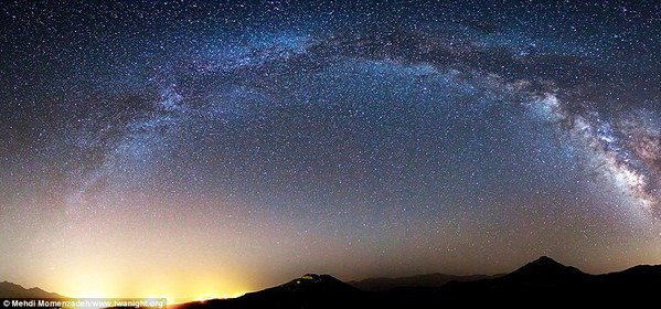 全球摄影比赛中的夜空全景图