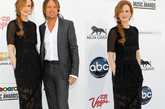 可-基德曼（Nicole Kidman）陪丈夫凯斯-厄本（Keith Urban）参加了此次音乐盛会。妮可一袭黑色长裙亮相，容光焕发，与凯斯恩爱有加。