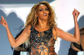 Beyonce 现场表演，野性透视短裙，果然拥有紧实健康的身材的拉丁天后什么都敢招呼上身。