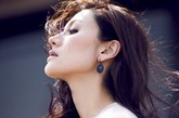 李嘉欣诞下儿子Jayden后，犹如完成一项重大工程，极速收身的她急急复工。如今身处已恢复得和以往没有区别，登上封面气质迷人。