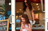 凯蒂·赫尔姆斯(Katie Holmes)和苏芮·克鲁斯(Suri Cruise)恐怕是现在这世界上曝光率最高的一对母女。小苏芮和妈妈5月中旬在迈阿密度过了一段亲子假日时光，小小苏度假装也爱穿长裙哦。