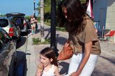 凯蒂·赫尔姆斯(Katie Holmes)和苏芮·克鲁斯(Suri Cruise)恐怕是现在这世界上曝光率最高的一对母女。小苏芮和妈妈5月中旬在迈阿密度过了一段亲子假日时光，小小苏度假装也爱穿长裙哦。