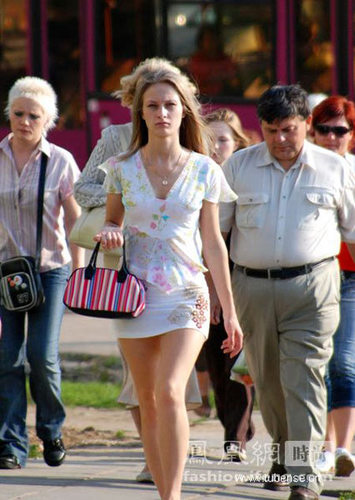 白俄罗斯美女最爱高跟鞋 练就美腿满街成"灾"