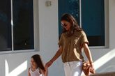 凯蒂·赫尔姆斯(Katie Holmes)和苏芮·克鲁斯(Suri Cruise)恐怕是现在这世界上曝光率最高的一对母女。小苏芮和妈妈5月中旬在迈阿密度过了一段亲子假日时光，小小苏度假装也爱穿长裙哦。