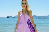 “蜘蛛女”Kristanna Loken紫罗兰色的扎染式吊带长裙在蔚蓝色海水和金色沙滩的映衬下格外靓丽清新！