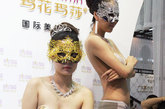 2011中国国际内衣文化周5月21日在深圳开幕，会展中心美女云集，吸引大批摄影发烧友，现场架起长枪短炮。