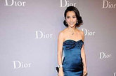 国际著名品牌Dior在北京举行盛大的时尚活动。李冰冰藏青色不规则丝绸裹胸礼服出场。