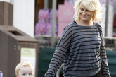 Amy Poehler的条纹衫有着半透视的效果，里面随意搭配一件背心显得休闲自在，跟小宝贝出门既舒服又不失时尚的态度。
