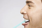 9.长期用冷水刷牙

资料表明：人的牙齿最适应35～36.5摄氏度的温度，如果经常用冷水刺激牙齿将导致牙龈出血、牙髓痉挛或其他牙病的发生。牙齿的寿命平均比人的寿命短10年以上，根源便出在“凉水刷牙”的习惯上。
