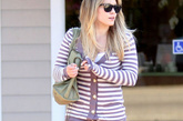针织开衫也常有条纹的图案设计，Hilary Duff这样穿看起来还真是瘦了不少。