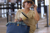 Hilary Duff是铂金包迷，这款蓝色的大号铂金包她已经背了不知道多少次了，看起来实用性也很好，里面鼓鼓囊囊的塞满了东西，如果要去旅游的话，选这样一款包倒是十分合适的。