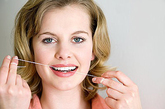 5.牙线会让牙缝变宽吗？

　这种担心是多余的，实际上，由于牙线质地很软，所以比起牙签来更不会伤害牙齿。一般的，一天使用一次牙线就够了，但如果你的牙齿稀疏，就必须随身带着牙线。每次进食完用牙线清洁时，尽量使牙线到达牙缝深处，进入龈沟底，以清洁龈沟区，但注意不要用力过大，以免损伤牙周组织。