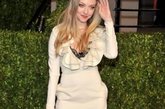 Amanda Seyfried黑色蕾丝搭出冷艳巨星味：嫩模出身的Amanda Seyfried好身材和好品味肯定没得说，这身短裙浪漫的荷叶边和若隐若现的黑色蕾丝是最大的亮点，再配上豹纹从clutch和黑色鱼嘴高跟鞋，清爽不失端庄。

