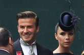 在威廉王子和凯特-米德尔顿的婚礼上，大卫-贝克汉姆（David Beckham ）夫妇作为嘉宾现身西敏寺外。维多利亚身上穿的裙子来自她自创品牌的最新系列，别致的圆形小礼帽来自Philip Treacy，小贝的西装礼服则来自Ralph Lauren Purple高级订制系列。虽然身怀六甲，但维多利亚仍然坚持穿着高跟鞋。