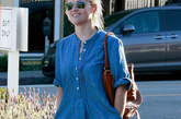 Reese Witherspoon也有和Ellen Pompeo一样的一款Chloé手袋，搭配休闲的牛仔连衣裙还蛮协调的。