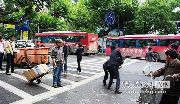 网曝闯红灯“别克男”飞踹三轮车夫