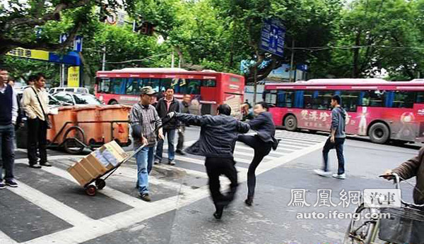 网曝闯红灯“别克男”飞踹三轮车夫