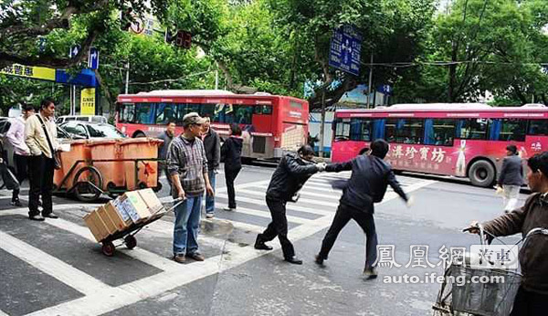 网曝闯红灯“别克男”飞踹三轮车夫