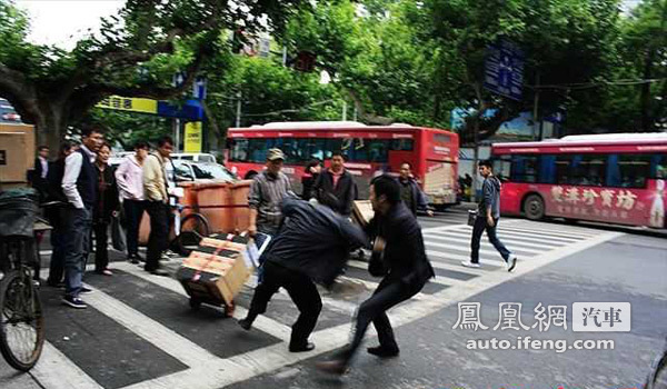 网曝闯红灯“别克男”飞踹三轮车夫