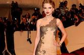   泰勒·斯维芙特（Taylor Swift）出席2011美国时装学院庆典。成熟盘发+美艳红唇复古性感。单肩拼蕾丝+缝褶渐层长裙摆礼裙演绎出裸色与黑色的完美搭配。

