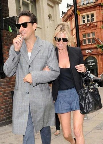 女王Kate Moss7月将婚 经典街拍造型回顾