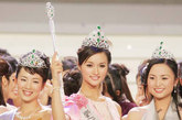 杨爽2005年获得凤凰卫视“中华小姐环球大赛”亚军（左）与冠军李鑫淼及季军合影。