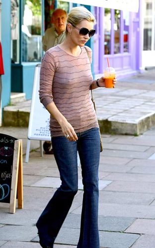 女王Kate Moss7月将婚 经典街拍造型回顾
