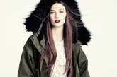  近日，H&M 2011秋冬系列型录出炉，90后超模卡莉·克劳斯 (Karlie Kloss)倾情加盟，演了最具H&M风格的潮流服饰。
