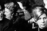 1974年12月5日，老布什的绯闻情人珍妮弗·杰茨菲拉德走进老布什的生活，当时他正担当中美联络处主任，因工作需要，美国政府就将这位美丽的共和党高级助理调给他当助手。她一头金发，身材娇小玲珑，同劳拉风格完全不同。图注：老布什（左一）芭芭拉（左后）和菲茨杰拉德（右）。