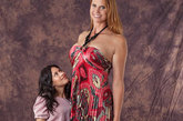 Amazon Eve身高两米有余的全球最高女模特，高得匀称，Amazon Eve可以称得上得天独厚。
