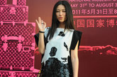 2011年5月30日，“路易威登 艺术时空之旅”在中国国家博物馆亮相。在历经3个多小时的红毯中，巩俐领衔张静初、霍思燕、董洁、蔡康永等踏上红毯，打造众星云集之夜，珠宝设计师万宝宝与香港女星周丽淇的撞衫成为当晚的一个最大亮点。
图为：主持人朱珠