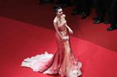 5月13日，陈可辛导演的电影《武侠》首映上，范冰冰穿了Atelier Versace的粉色礼服。