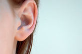 4.痛经：用拇、食指相交，对压耳廓上的三脚窝、对耳屏、耳垂背面外侧部等处，重点按压子宫、卵巢、会阴等对应穴位。要求用力适中均匀，每部位揉按20~40次，每日进行3~5次，尤在痛时为最好，双耳交替进行。