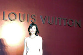2011年5月30日，“路易威登 艺术时空之旅”在中国国家博物馆亮相。在历经3个多小时的红毯中，巩俐领衔张静初、霍思燕、董洁、蔡康永等踏上红毯，打造众星云集之夜，珠宝设计师万宝宝与香港女星周丽淇的撞衫成为当晚的一个最大亮点。
图为：演员王丽坤