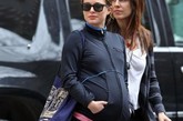 孕期妈妈运动装是必备的，简单实用，就像娜塔莉的这身搭配一样，深色运动套装搭配粉色打底衫，颜色上的对比让整体感觉不那么死板，让人看了也会有好心情。