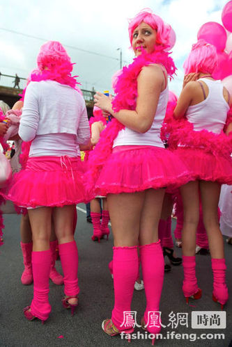 世上最缺男人之国大游行 女郎上演粉色风暴