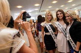 美国小姐参赛者游览纽约，众美女一同出行形成一道亮丽的风景线。她们将于6月19号在拉斯维加斯参加“美国小姐”的选美比赛。

