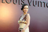 2011年5月30日，“路易威登 艺术时空之旅”在中国国家博物馆亮相。在历经3个多小时的红毯中，巩俐领衔张静初、霍思燕、董洁、蔡康永等踏上红毯，打造众星云集之夜，珠宝设计师万宝宝与香港女星周丽淇的撞衫成为当晚的一个最大亮点。
图为：霍思燕