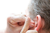 5.耳垢是一种天然保护外耳道的分泌物，不需特别清理，每天只要清洗耳廓便可。不要以为棉花棒是较佳的洁耳工具，其实这只会将大部分耳垢推得更深入耳孔，形成嵌塞，而棉花球也可能遗留在耳道内。6.洗头或沐浴时，可用棉花球塞耳，防止污水流入耳道。7、穿耳洞要防发炎。