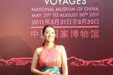 2011年5月30日，“路易威登 艺术时空之旅”在中国国家博物馆亮相。在历经3个多小时的红毯中，巩俐领衔张静初、霍思燕、董洁、蔡康永等踏上红毯，打造众星云集之夜，珠宝设计师万宝宝与香港女星周丽淇的撞衫成为当晚的一个最大亮点。
图为：巩俐