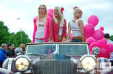 拉脱维亚女郎上演粉色风暴，街头遍是“粉红女郎”。