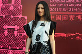 2011年5月30日，“路易威登 艺术时空之旅”在中国国家博物馆亮相。在历经3个多小时的红毯中，巩俐领衔张静初、霍思燕、董洁、蔡康永等踏上红毯，打造众星云集之夜，珠宝设计师万宝宝与香港女星周丽淇的撞衫成为当晚的一个最大亮点。
图为：主持人朱珠