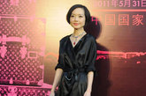 2011年5月30日，“路易威登 艺术时空之旅”在中国国家博物馆亮相。在历经3个多小时的红毯中，巩俐领衔张静初、霍思燕、董洁、蔡康永等踏上红毯，打造众星云集之夜，珠宝设计师万宝宝与香港女星周丽淇的撞衫成为当晚的一个最大亮点。
图为：主持人陈鲁豫