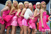 拉脱维亚是世界上“最缺男人的国家”，男女比例严重失调。每次游行女人们都是主力军，而粉色的装扮成为最惹人瞩目的焦点。