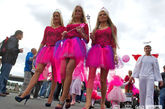近日，在拉脱维亚首都里加一批金发女郎参加“Go blonde”大游行，该活动旨在提升经济萧条时期的国民气势。不过女郎们个个身披粉色战袍，使街头充满了浪漫唯美的气氛。（来源：东方IC）