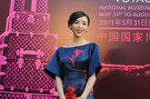 2011年5月30日，“路易威登 艺术时空之旅”在中国国家博物馆亮相。在历经3个多小时的红毯中，巩俐领衔张静初、霍思燕、董洁、蔡康永等踏上红毯，打造众星云集之夜，珠宝设计师万宝宝与香港女星周丽淇的撞衫成为当晚的一个最大亮点。
图为：演员张静初