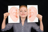 二、感觉神经性耳聋

由于先天或后天的原因造成内耳的畸形或病变，致使神经向大脑听觉中枢传导听觉信号，产生障碍所致的耳聋。常见的疾病有：先天性内耳畸形、药物中毒性耳聋、病毒感染(腮腺炎等)、爆震性聋、噪声性聋、突发性耳聋、老年聋、听神经瘤等。这其中以药物中毒性耳聋最多见。如链霉素使用不当造成小儿聋哑的很多。