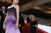   电影《艺术家》的首映礼上，范冰冰再次选择了Atelier Versace的礼服，这次的渐变紫色多了神秘的妖娆气质。 巨大的羽毛型裙摆好象盛大而华美的乐章。 
