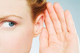 耳朵日常养生保健法：耳朵为听觉器官，能够分辨自然界的各种声音，并有维持身体平衡的作用。中医理论认为肾开窍于耳，故耳的听觉功能与肾的精气盛衰有密切关系，肾精充足，髓海得养，则耳的听觉功能正常。如果人的肾中精气虚衰，髓海空虚，则听力减退，或有耳鸣、耳聋等，故中医用补肾法以治耳功能减退。(图片来源：资料图)