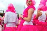 女郎们都披着一抹粉色，街道仿佛成了时尚T台。